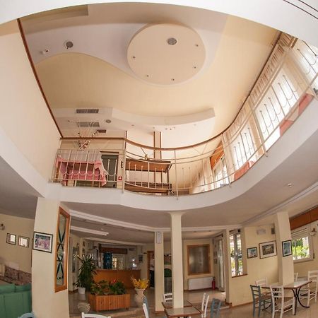 Hotel Rugantino Чезенатико Экстерьер фото