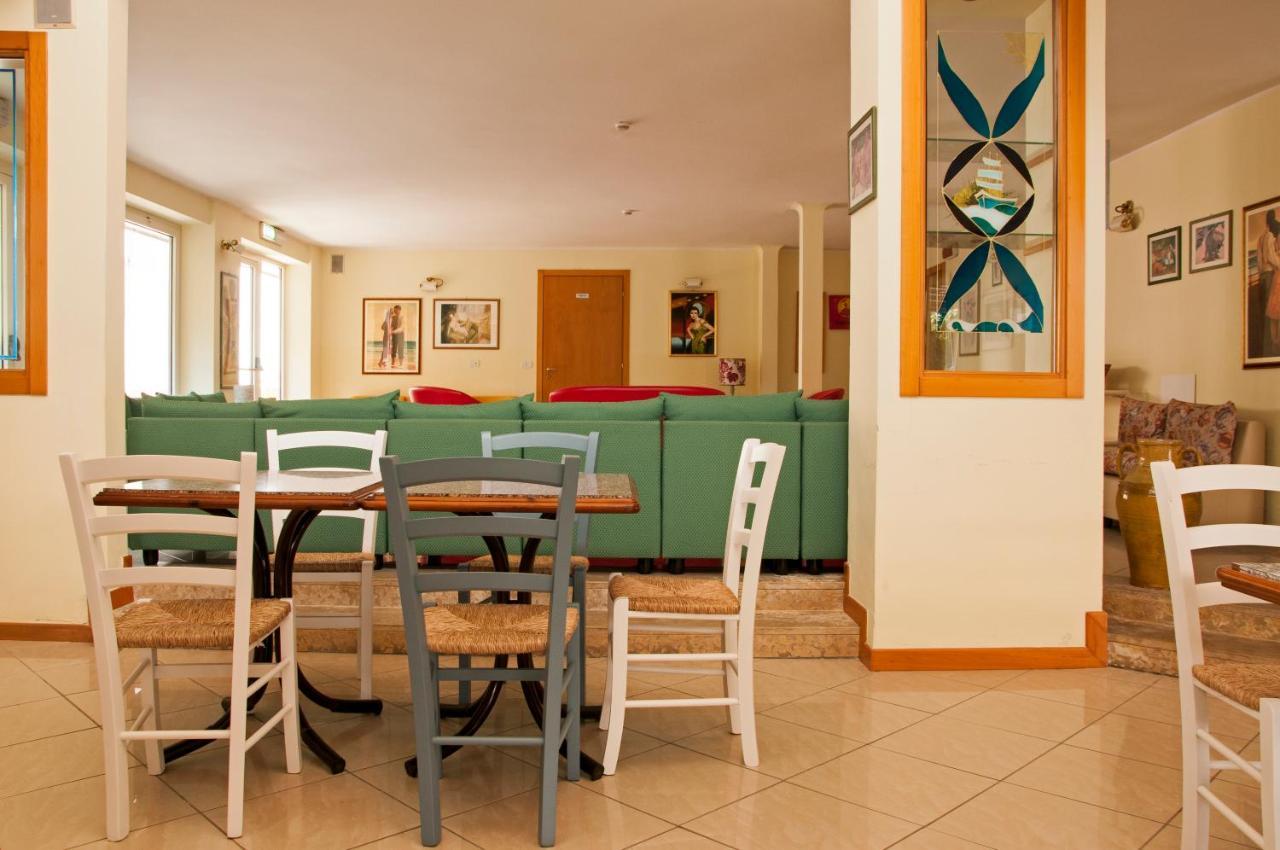 Hotel Rugantino Чезенатико Экстерьер фото