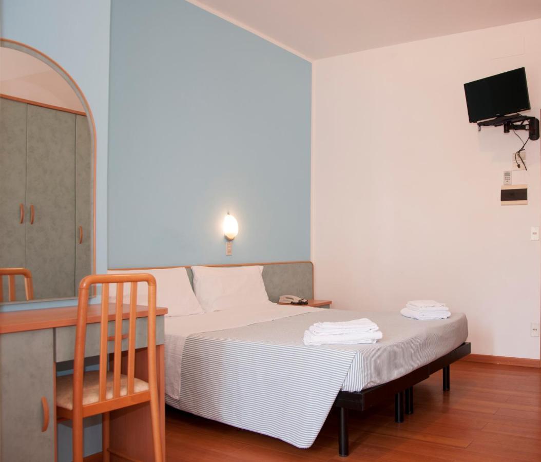 Hotel Rugantino Чезенатико Экстерьер фото