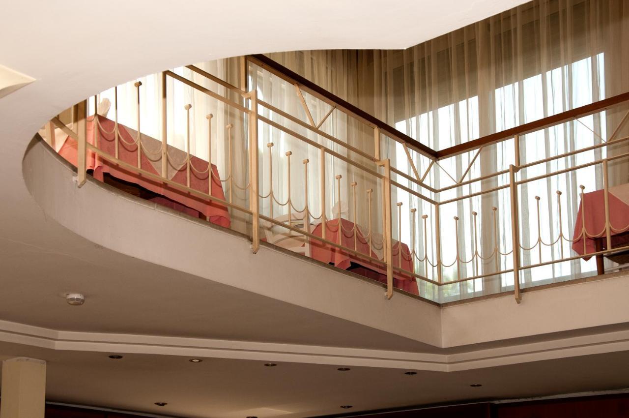 Hotel Rugantino Чезенатико Экстерьер фото
