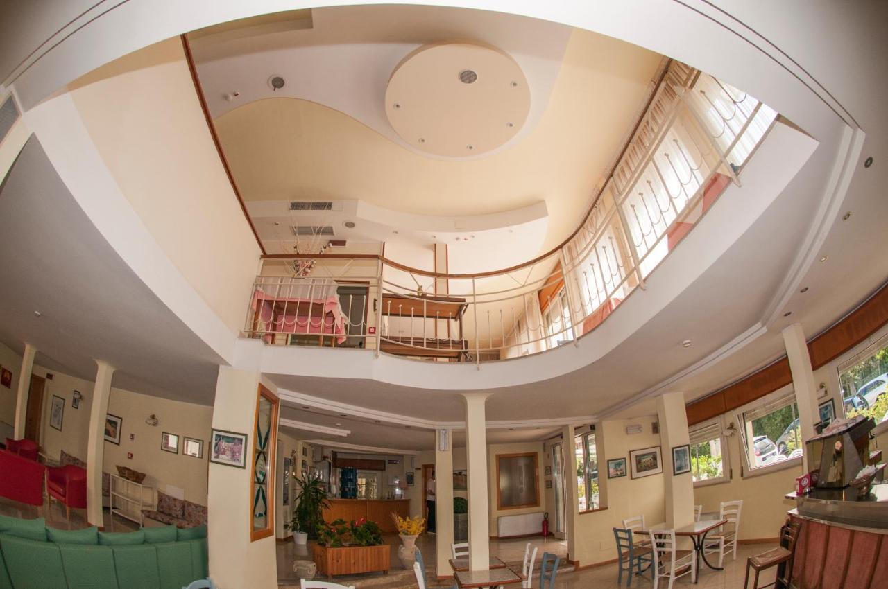 Hotel Rugantino Чезенатико Экстерьер фото