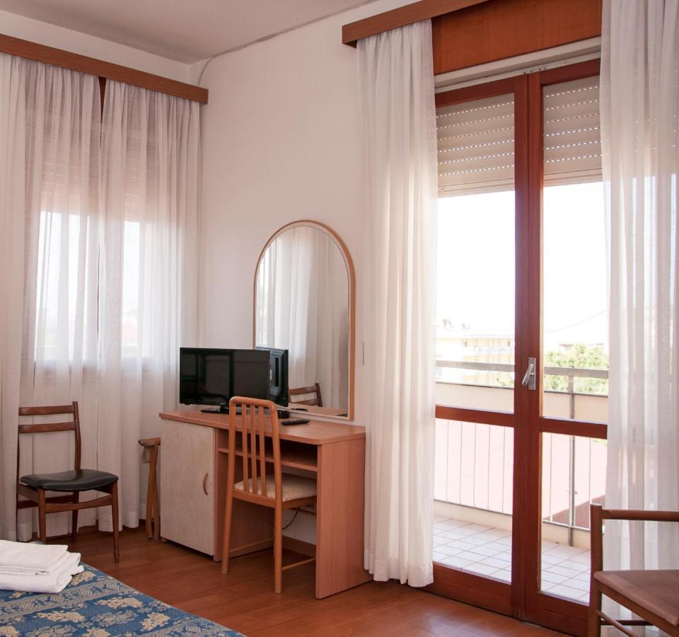 Hotel Rugantino Чезенатико Экстерьер фото