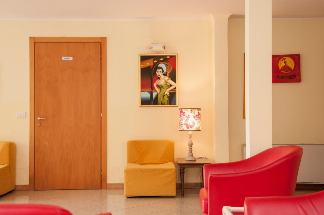 Hotel Rugantino Чезенатико Экстерьер фото
