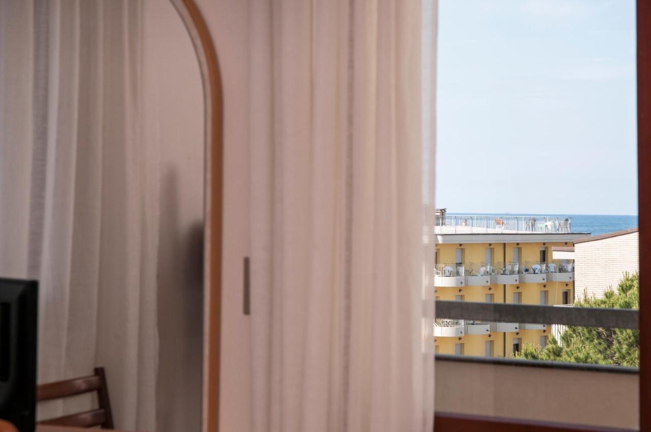 Hotel Rugantino Чезенатико Экстерьер фото