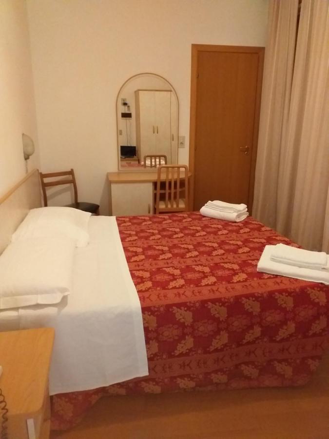 Hotel Rugantino Чезенатико Экстерьер фото