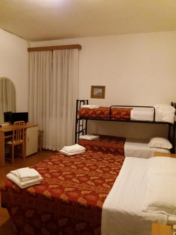 Hotel Rugantino Чезенатико Экстерьер фото