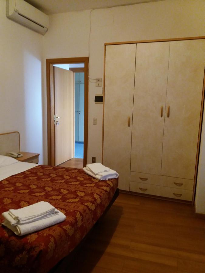 Hotel Rugantino Чезенатико Экстерьер фото